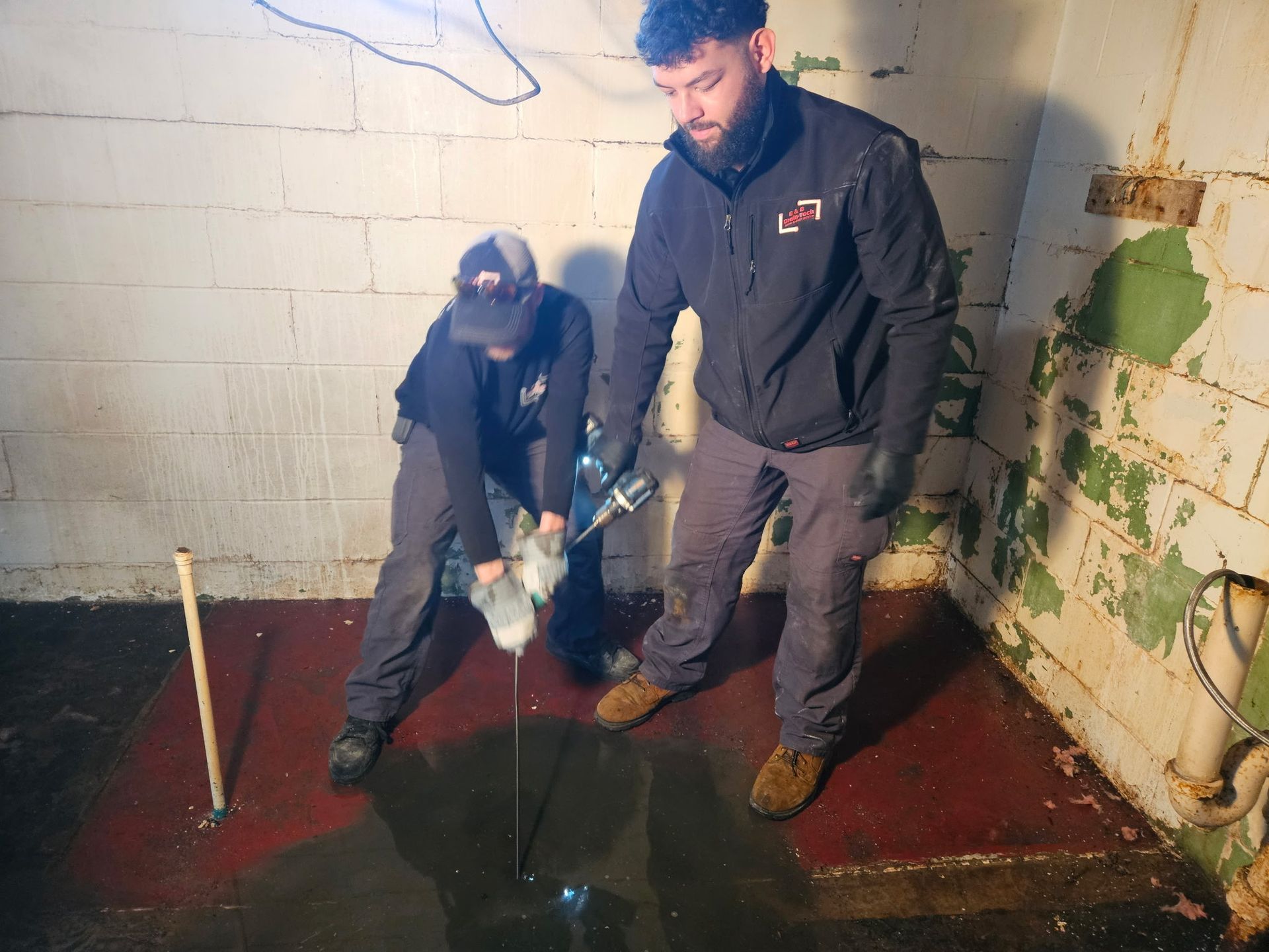 A man in a black jacket with the letter l on it