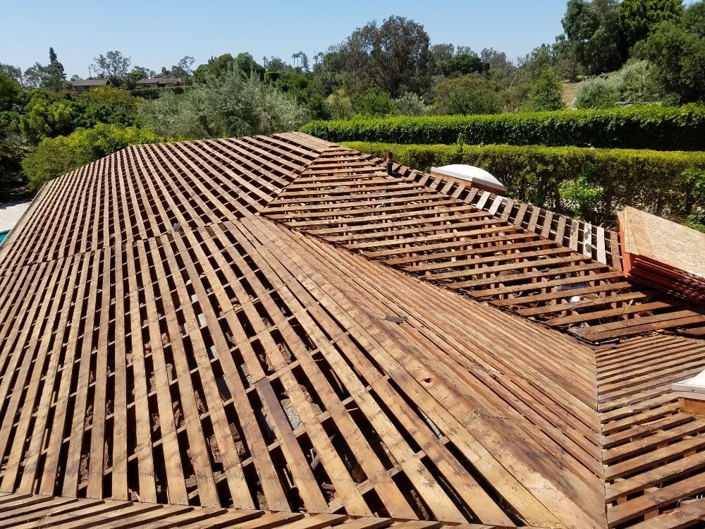 The roof of a house is made of wooden slats