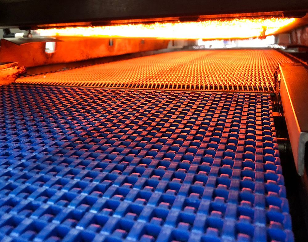 Un gros plan d'un tapis roulant avec une flamme qui en sort.