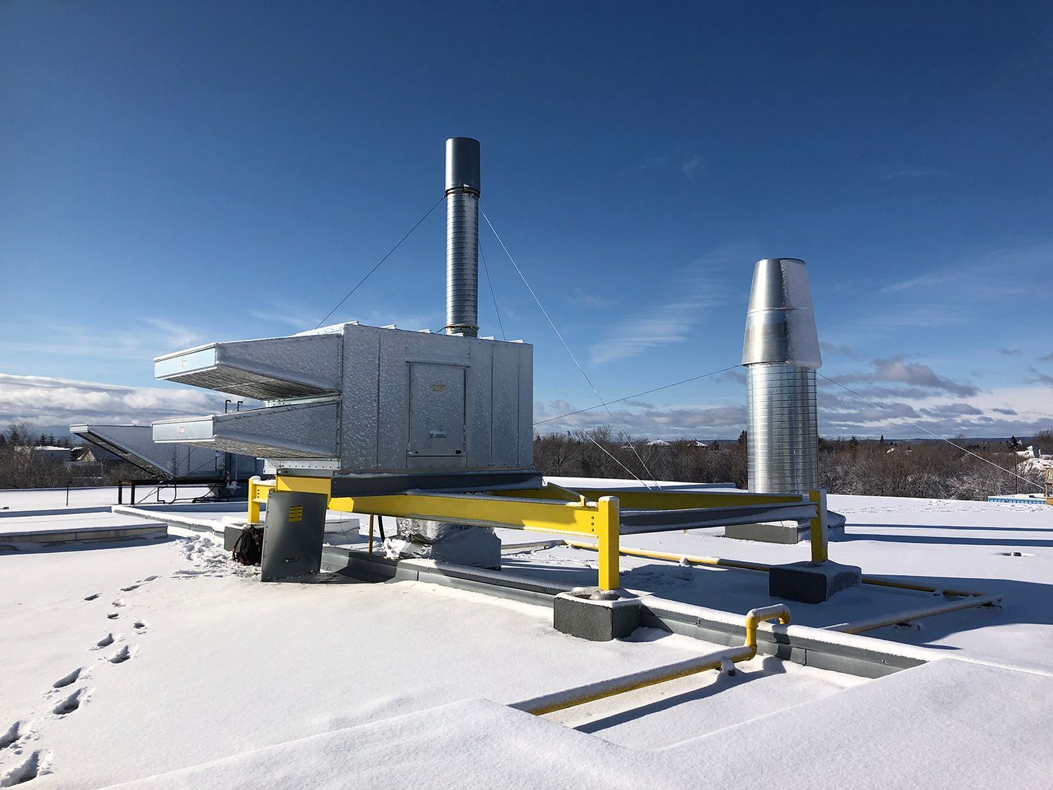 Le toit d'un bâtiment est recouvert de neige.