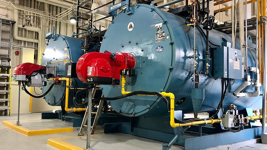 Un groupe de chaudières sont placées côte à côte dans une usine.