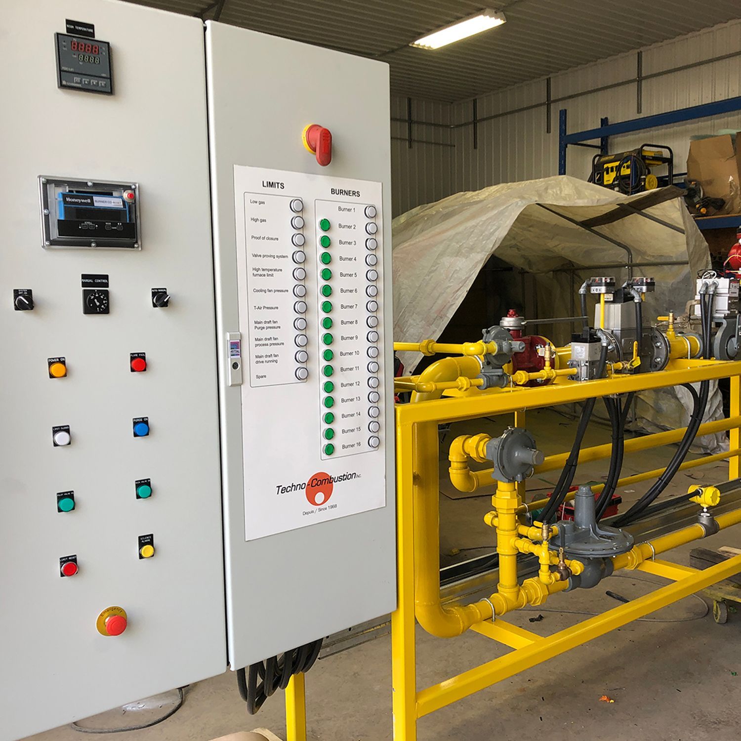 Une grande boîte blanche avec un tas de boutons dessus