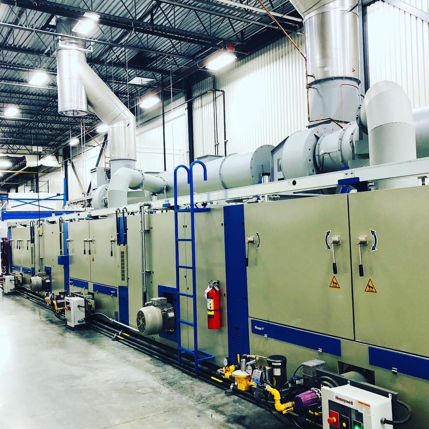 Un extincteur se trouve sur le côté d'une machine dans une usine