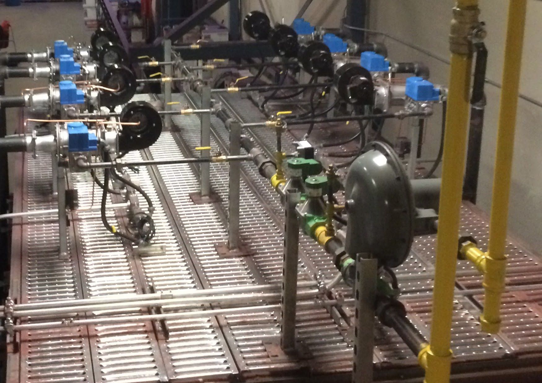 Un tas de tuyaux sont alignés sur un sol métallique