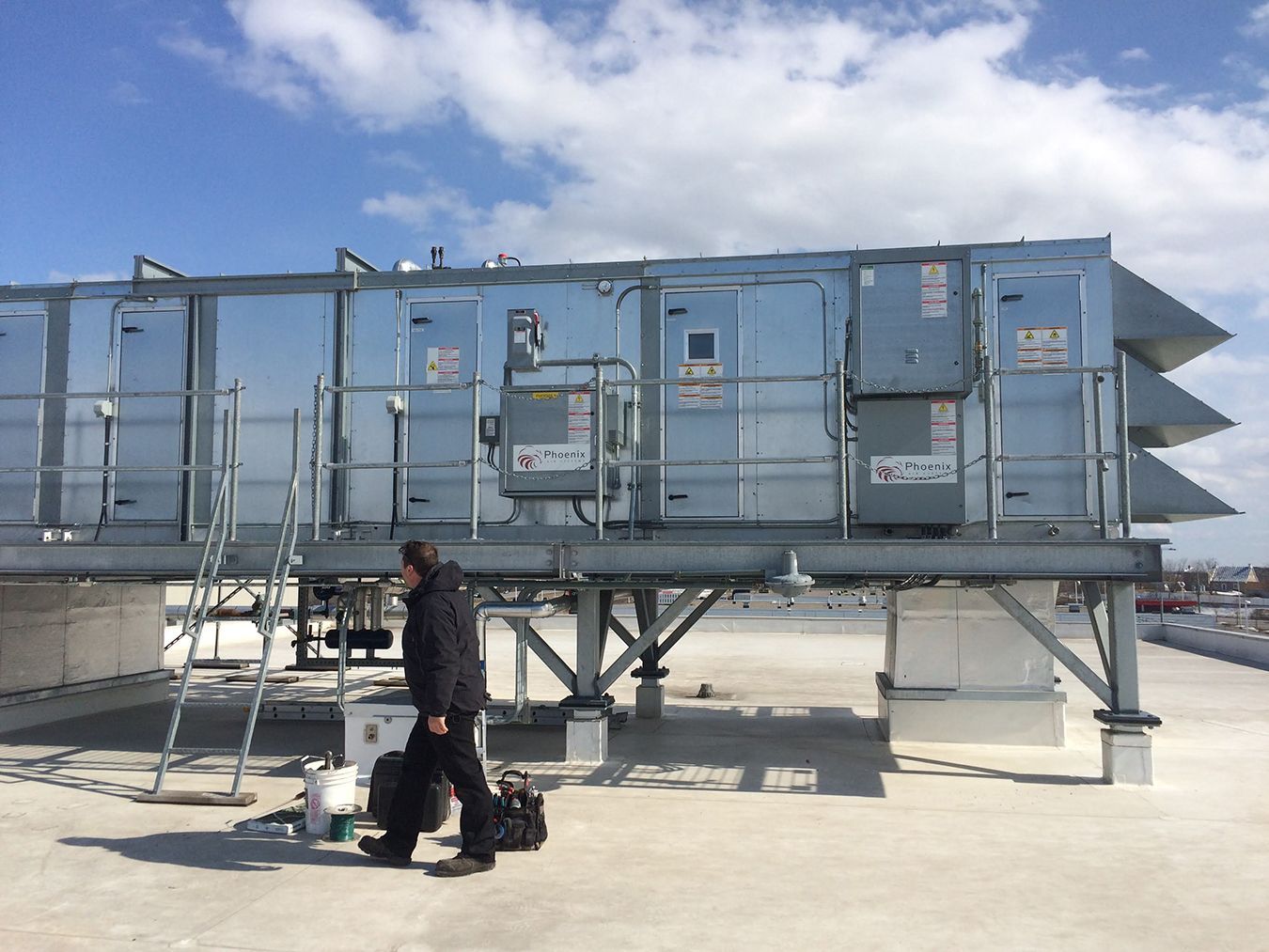 Un homme marche devant un grand bâtiment