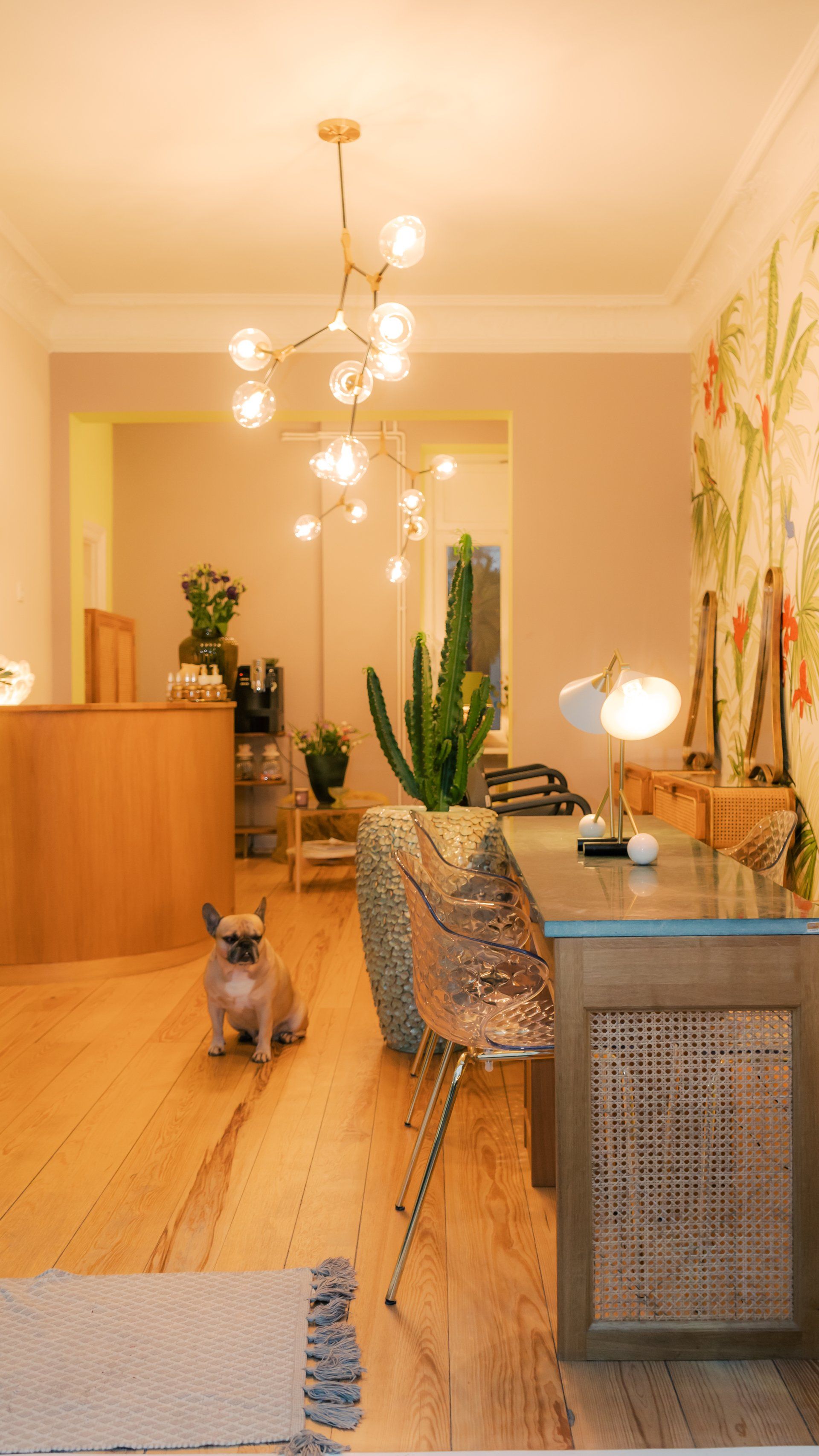 Hund in modernem Büro mit Leuchte und Schreibtisch.