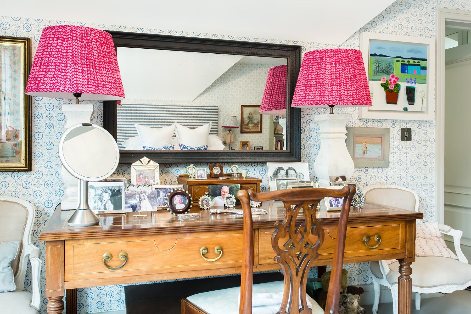 Professional photographer near me table with mirror