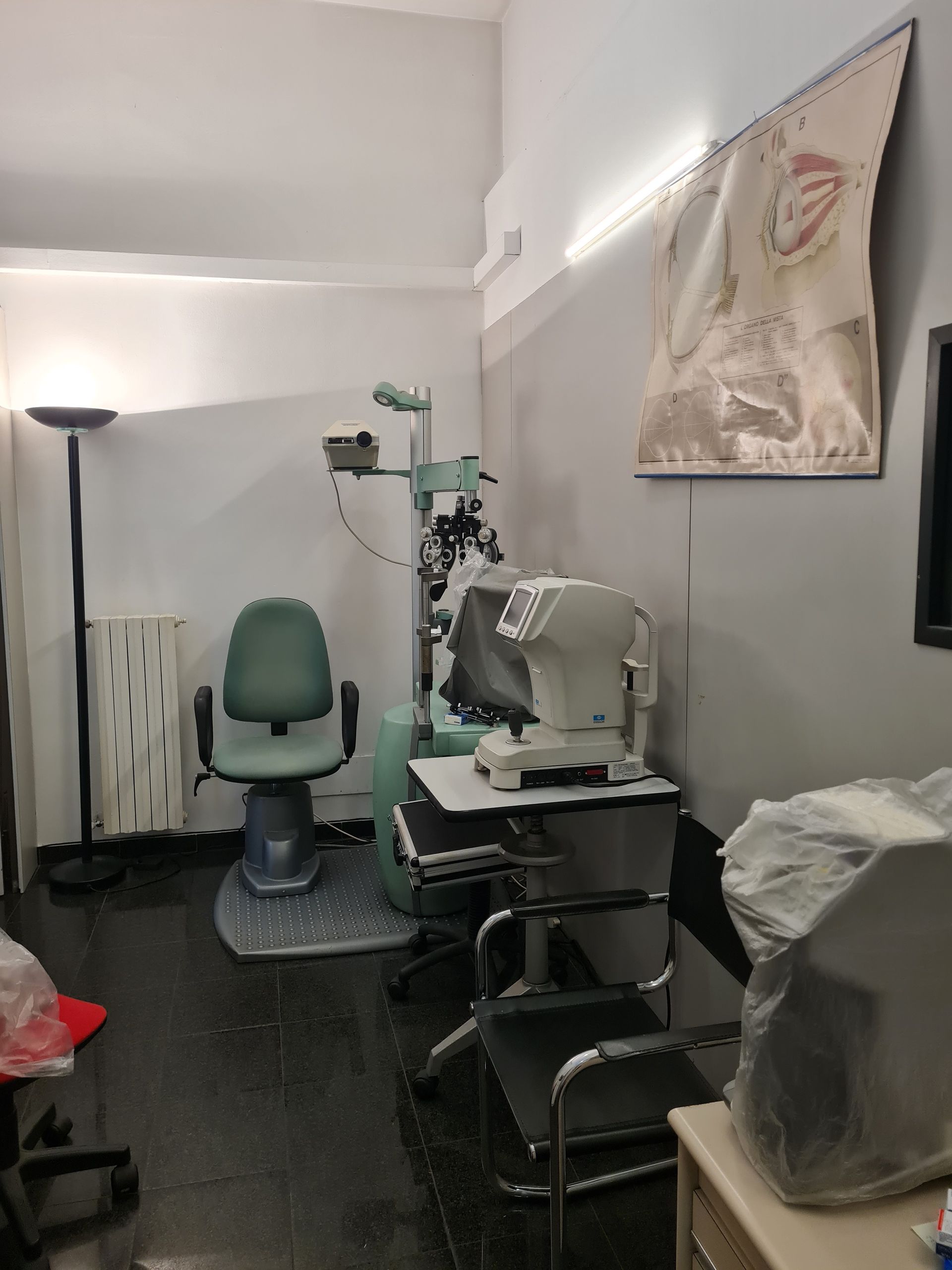 Uno studio oculistico con una sedia e una macchina