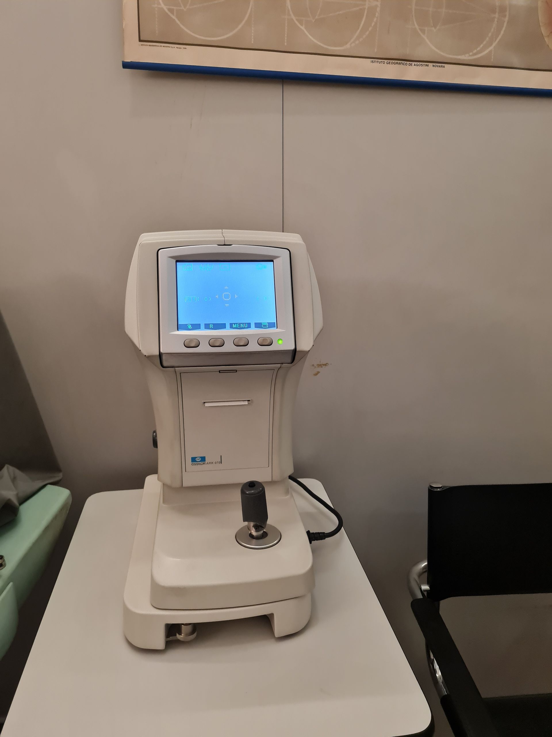 Una macchina bianca con uno schermo blu è appoggiata su un tavolo