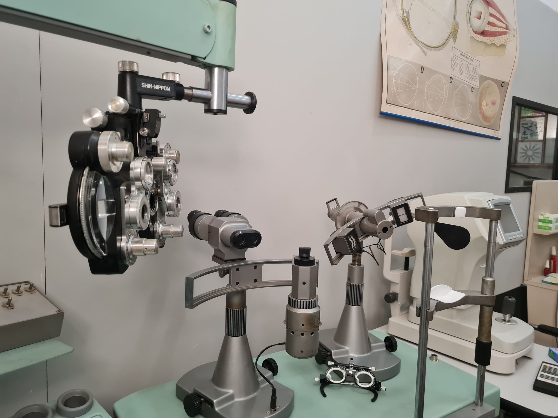 Un tavolo con un microscopio e un paio di occhiali sopra