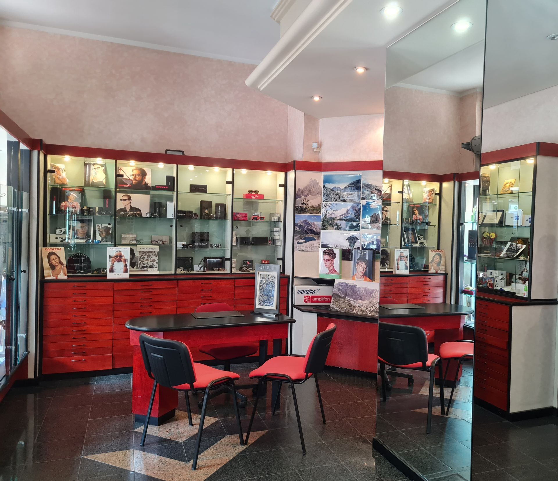 Una stanza con un tavolo, delle sedie e uno specchio