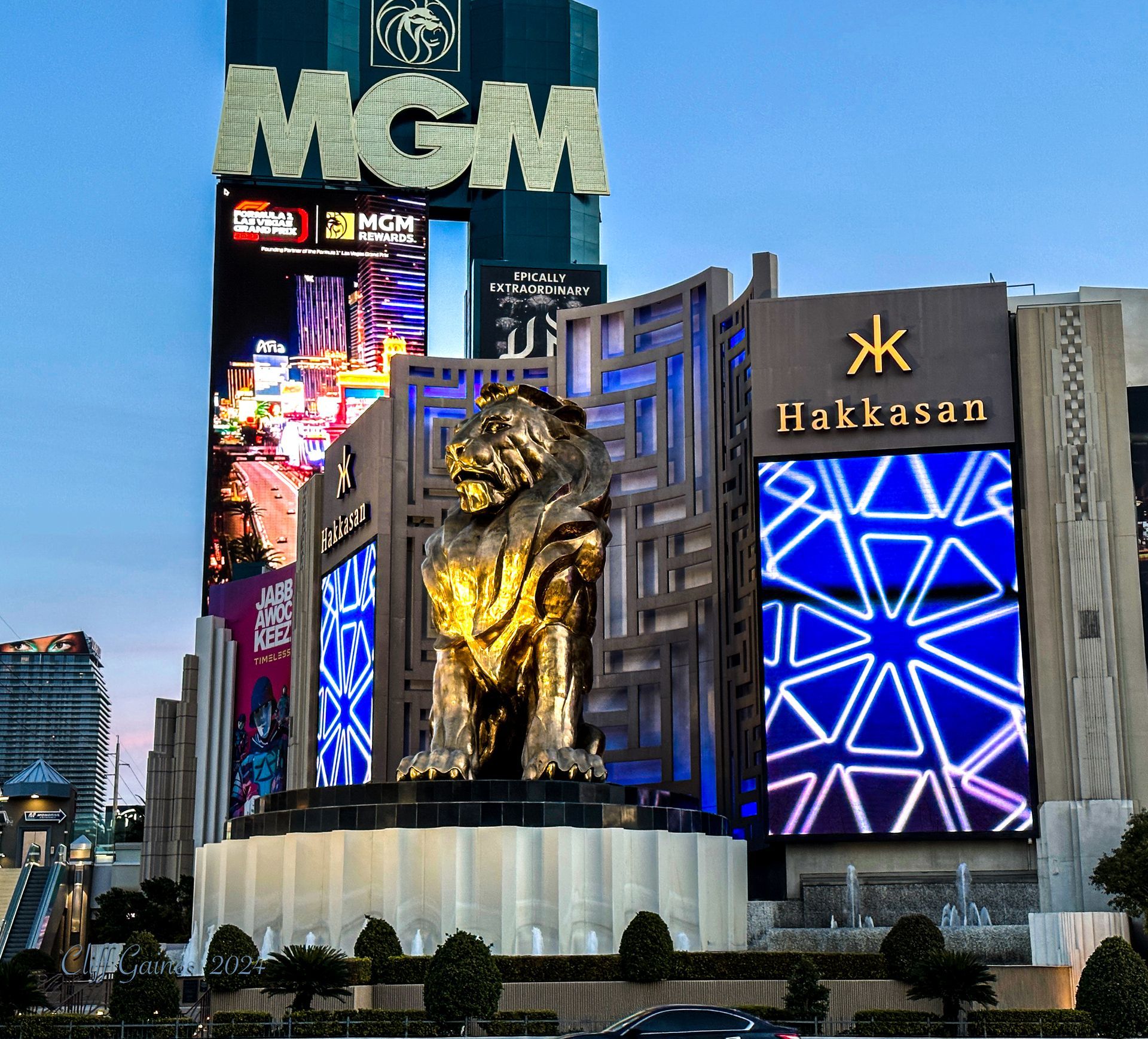 A statue of a lion in front of a building that says mgm