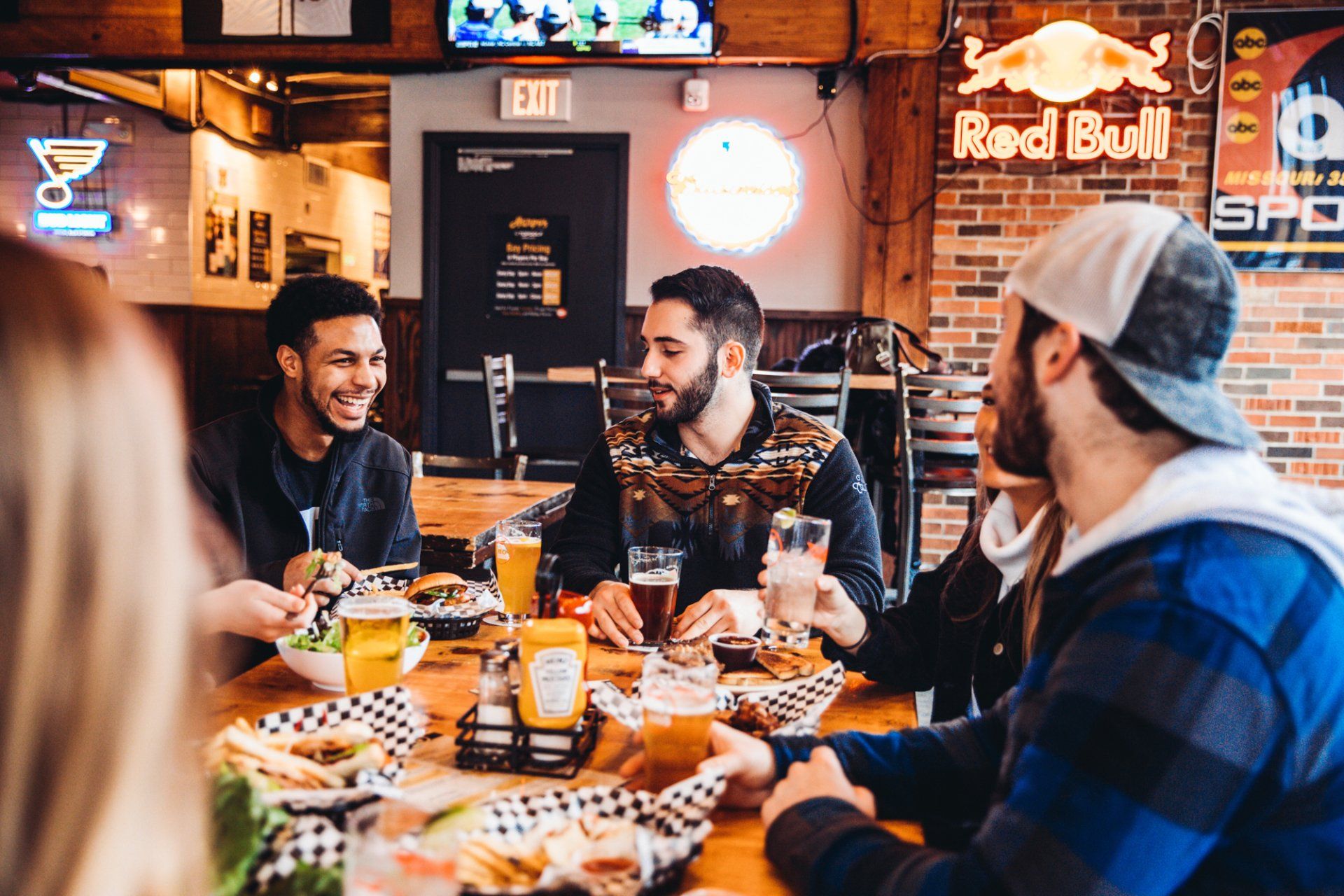 A group of people are sitting at a table in a restaurant.