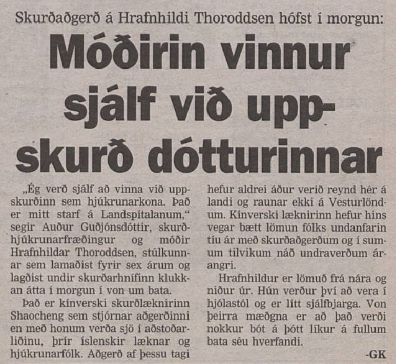 Móðirin vinnur sjálf við uppskurð dótturinnar