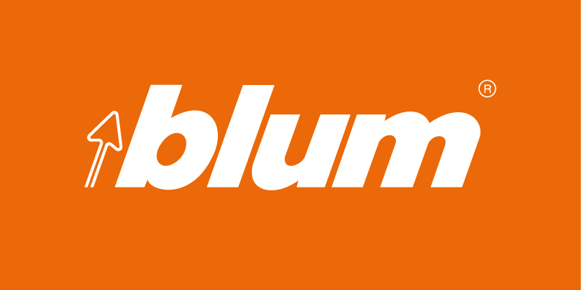 Logo « blum » blanc avec une flèche pointant vers le haut dans le « b » sur fond orange uni.