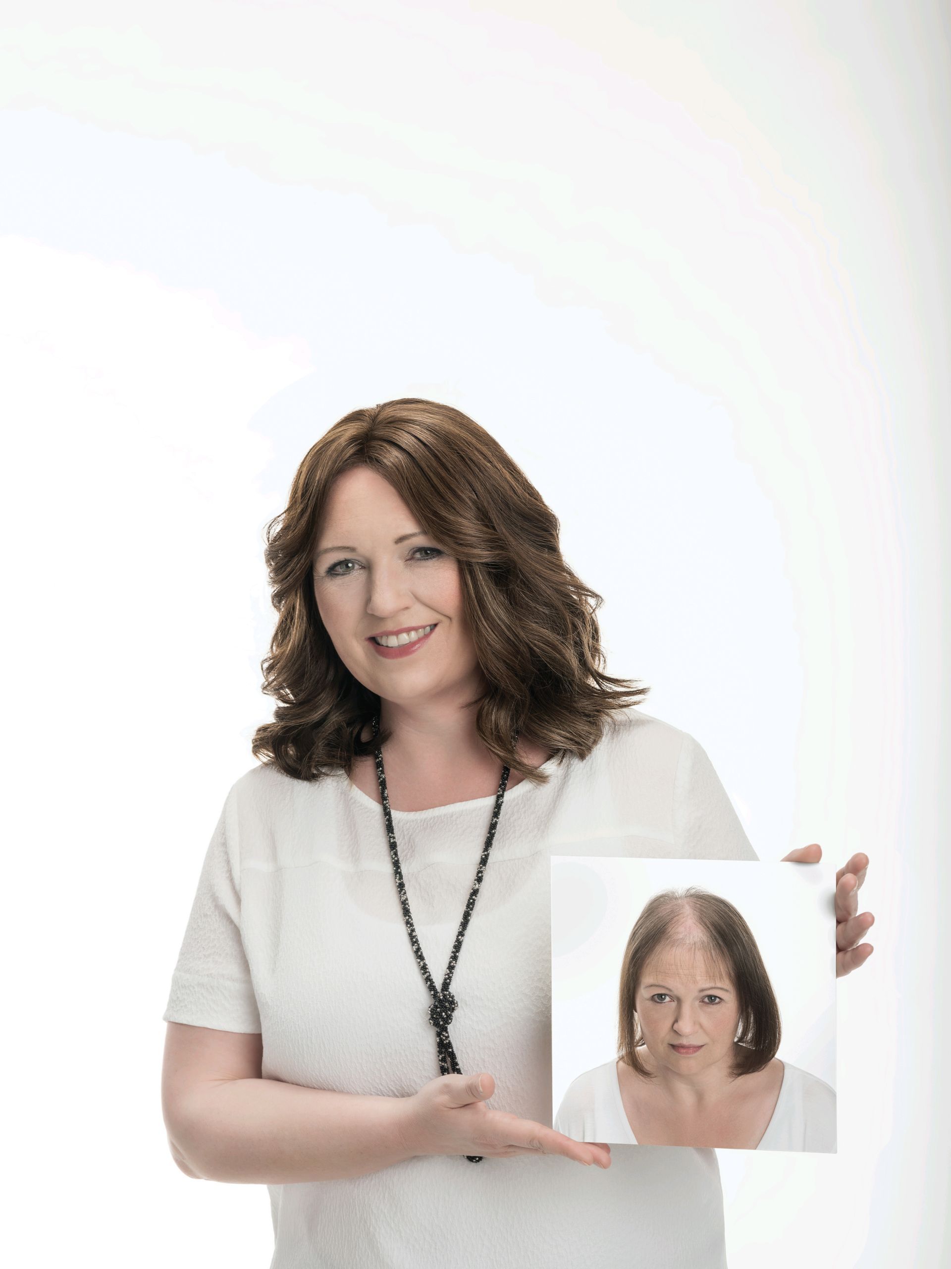 Una donna che tiene una foto dei suoi capelli prima e dopo Extension Microlinea Hairdreams - Chiara DeSantis Frosinone