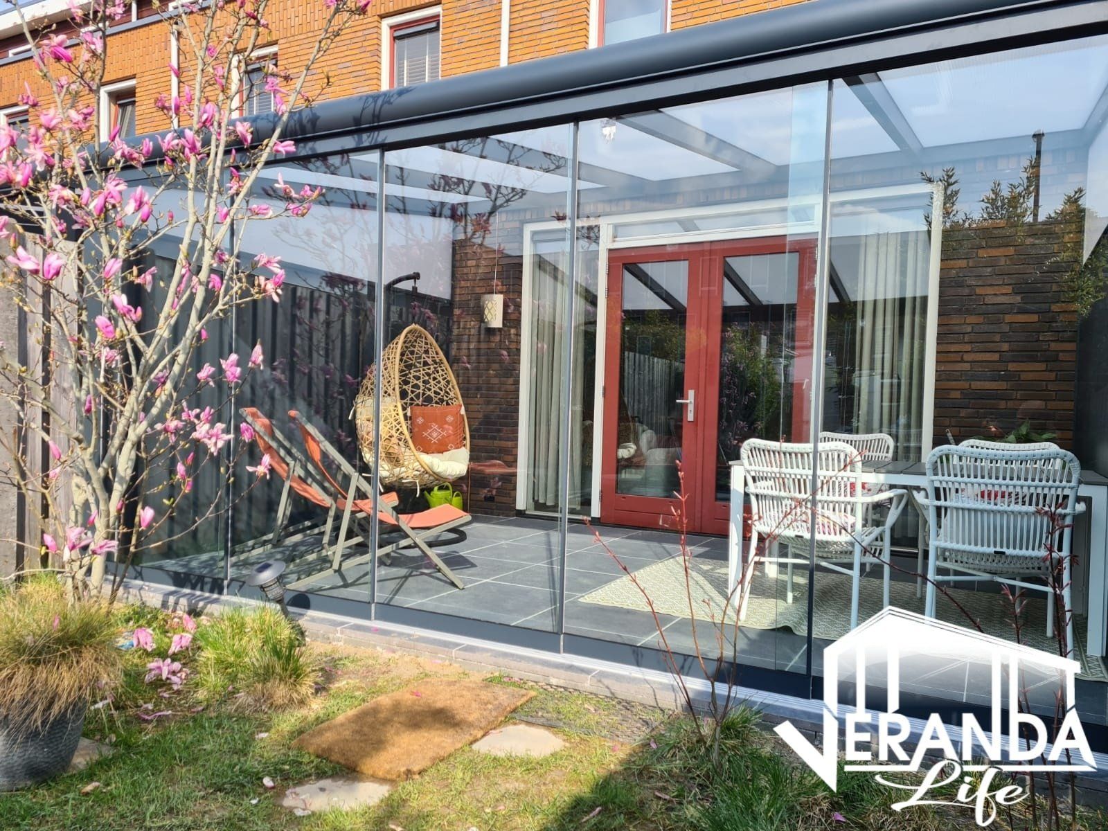 Blog van VerandaLife met 4 tips laat jij jouw tuin deze zomer stralen. Met een veranda, terrasoverkapping of glazen schuifwanden van VerandaLife.