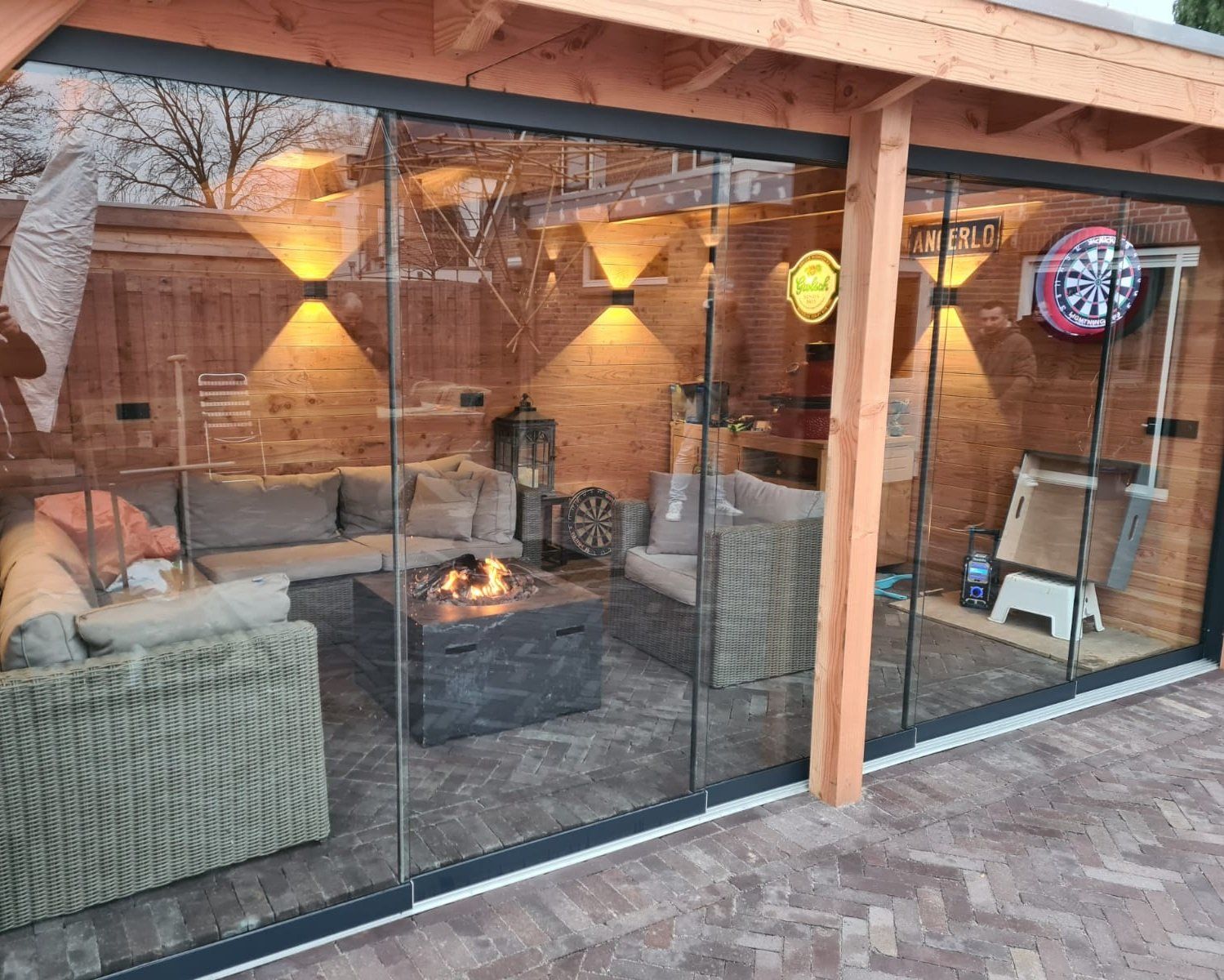 Een patio met glazen schuifdeuren en een vuurplaats.