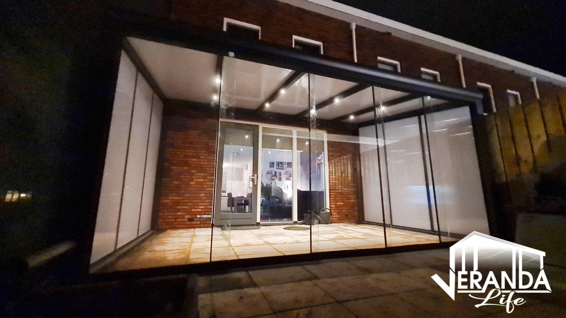 Een foto van een veranda met een bakstenen gebouw op de achtergrond