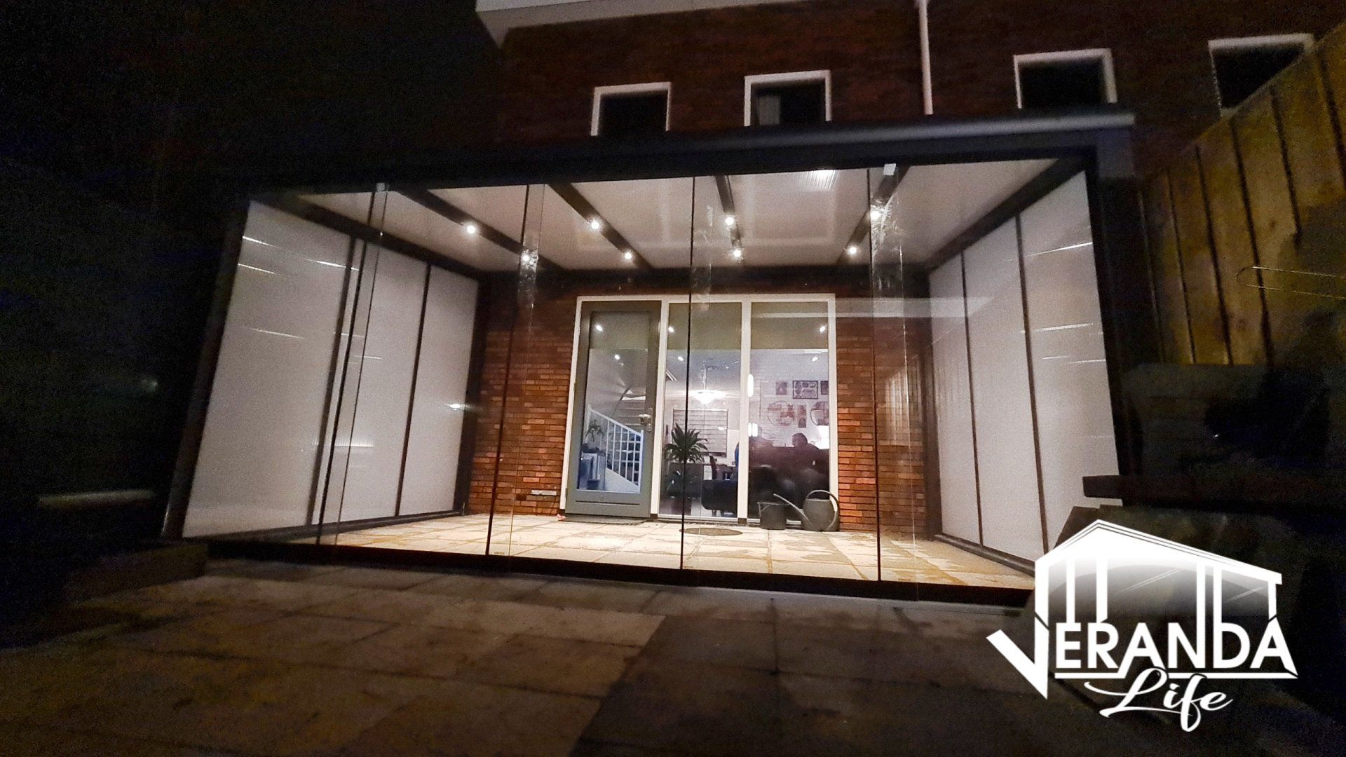 Het woord veranda staat aan de zijkant van een gebouw