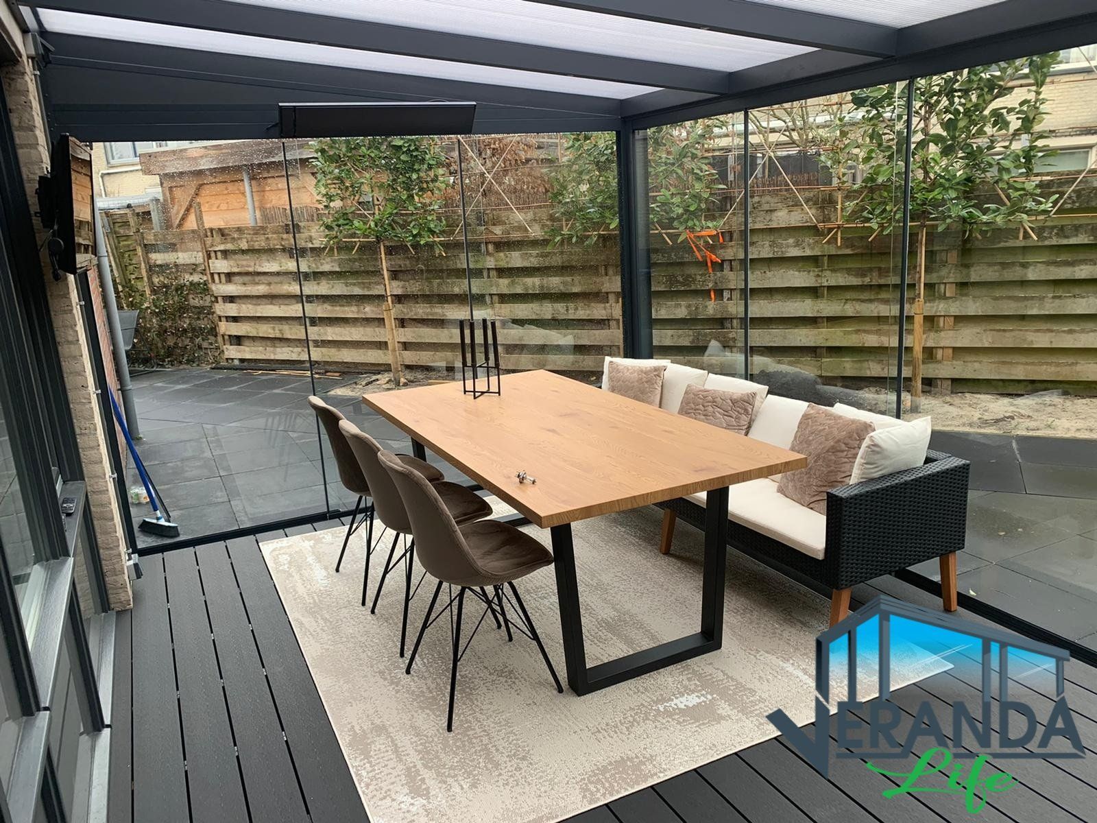 Er is een tafel en stoelen in de kamer.