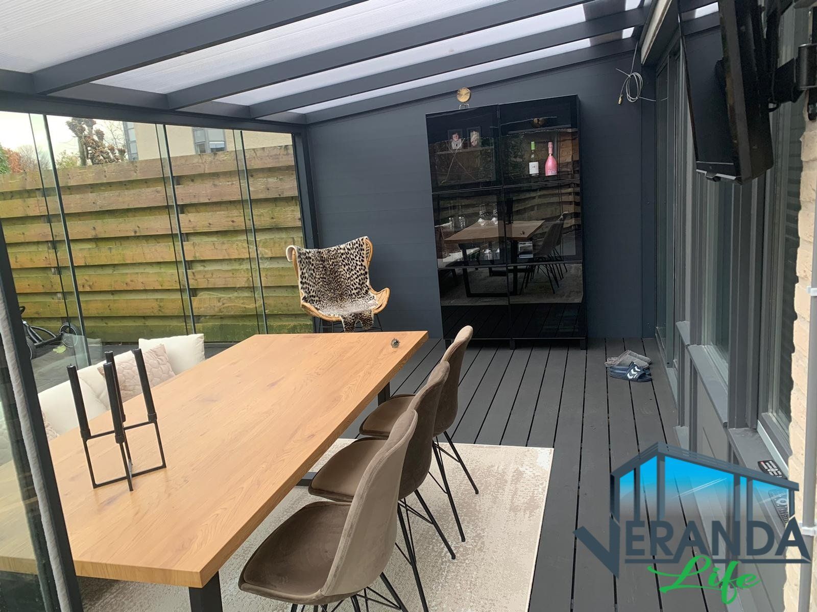 Er is een tafel en stoelen in de kamer.