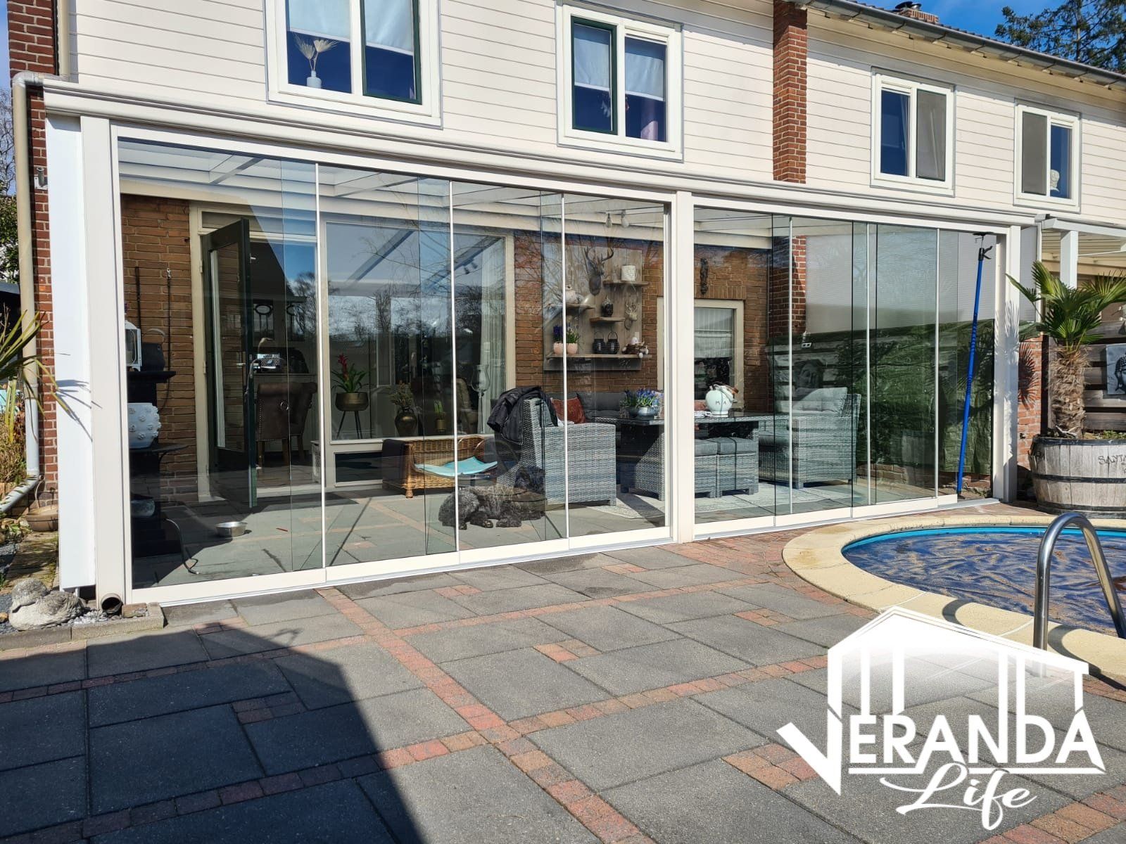 Er is een zwembad in de achtertuin van een huis.