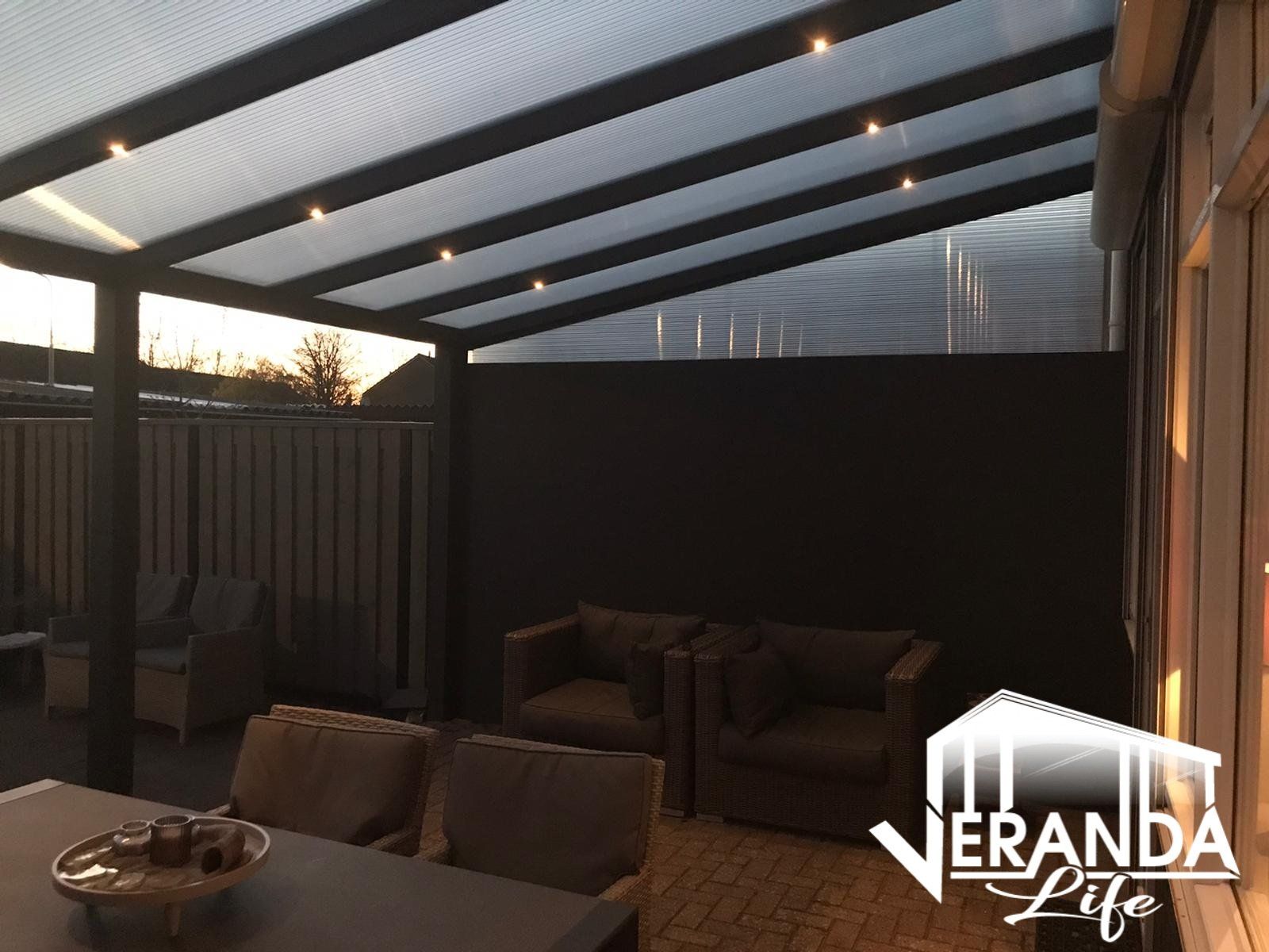 Een patio met een tafel en stoelen en een bord met het woord verandaleven