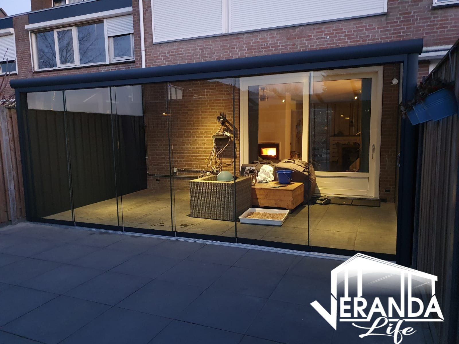 Een woonkamer met een glazen schuifdeur en een bakstenen muur.