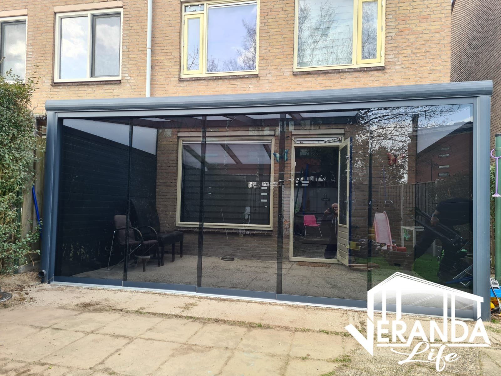 Een huis met een patio met glazen schuifdeuren.