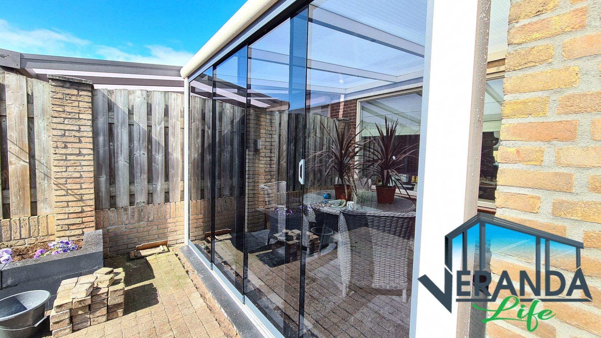 Een foto van een patio met een glazen schuifdeur.