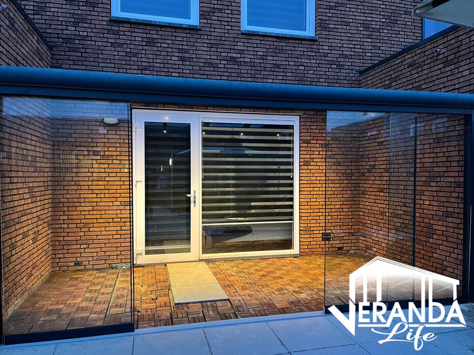 Een bakstenen gebouw met een glazen schuifdeur