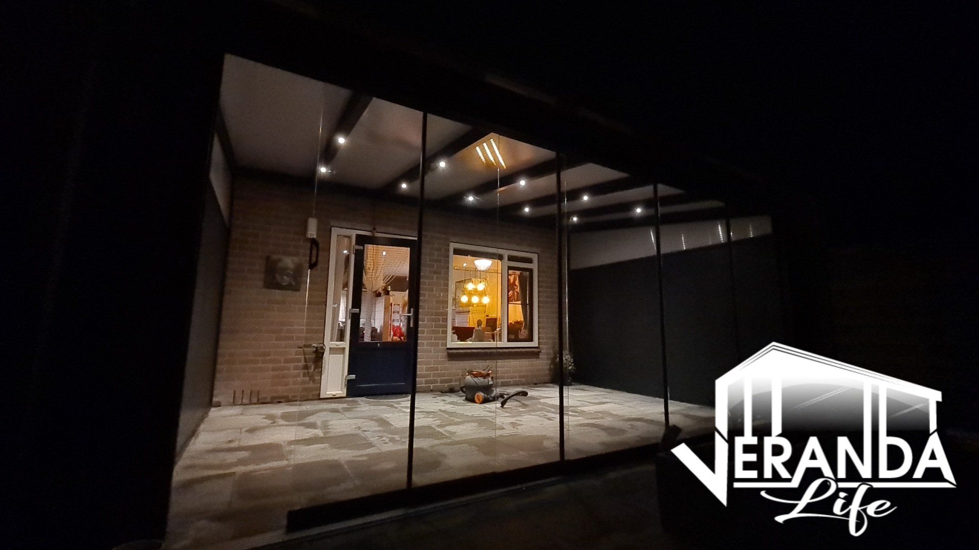 Een foto van een huis met de woorden verandaleven erop