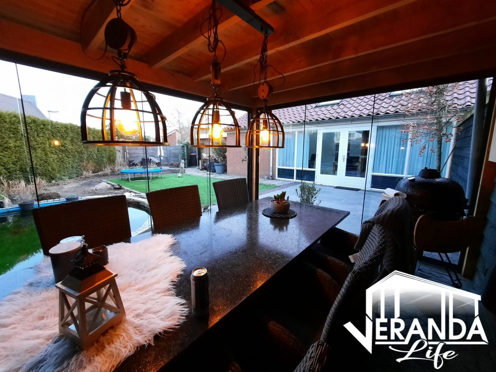 Een eetkamer met een tafel en stoelen en een bord met het woord verandaleven