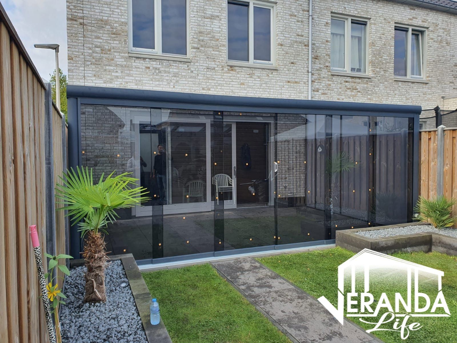 Een huis met een beschutte patio in de achtertuin.