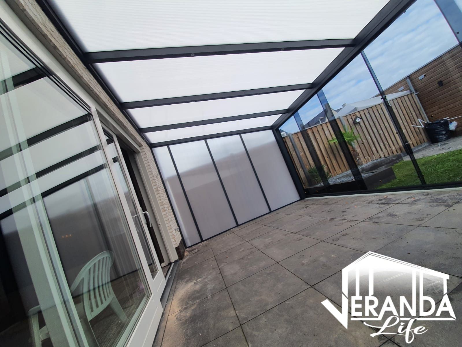 Een foto van een veranda met onderaan de woorden verandaleven