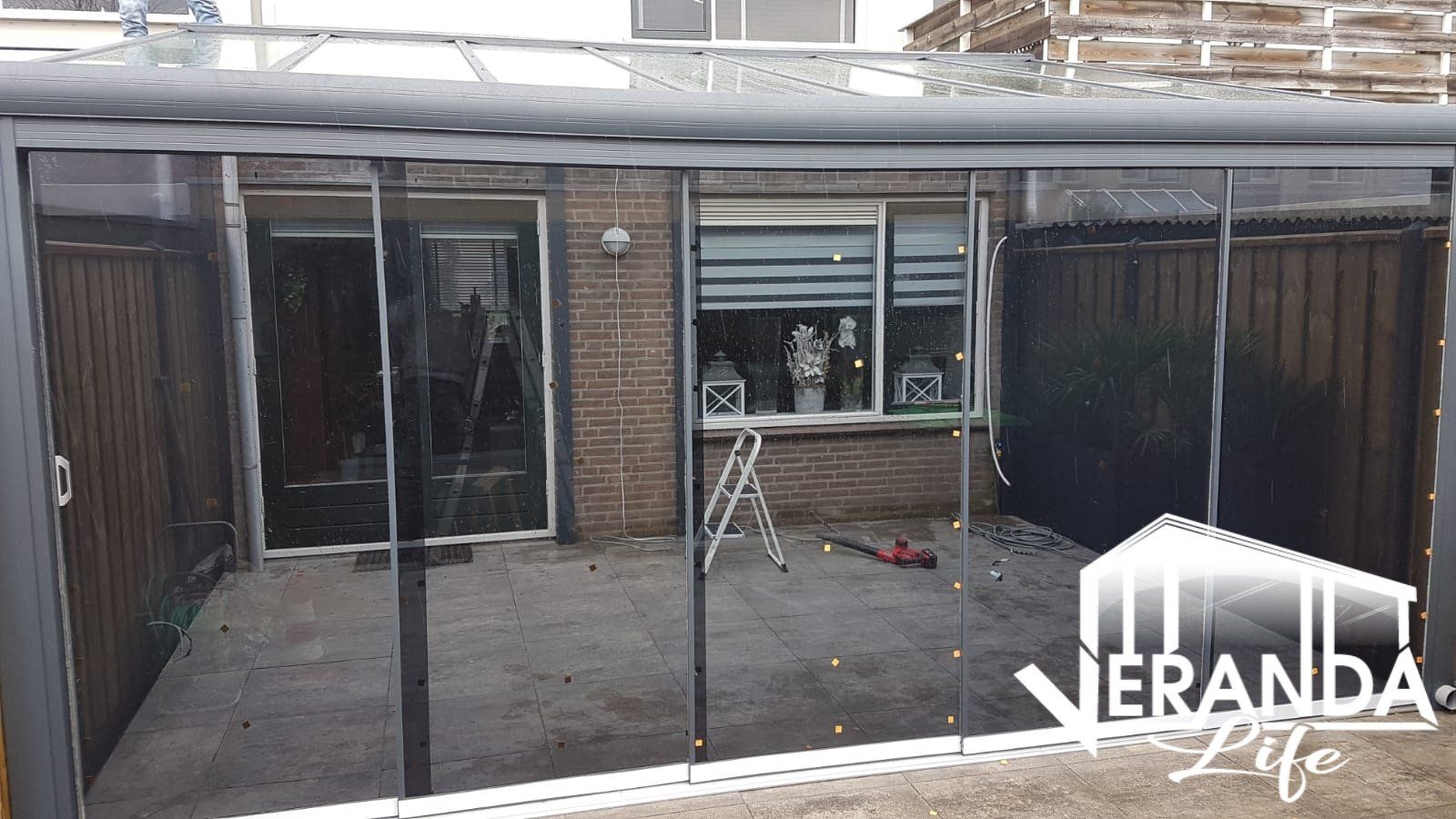 Een foto van een huis met een glazen schuifdeur.