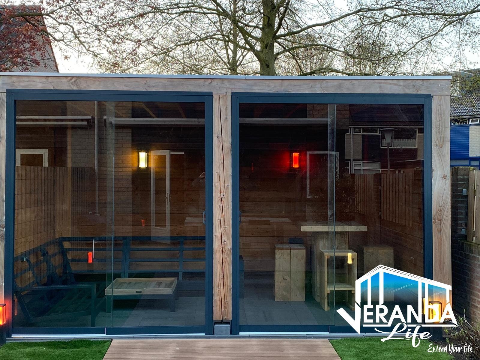 Een patio met glazen schuifdeuren en een tafel en stoelen.