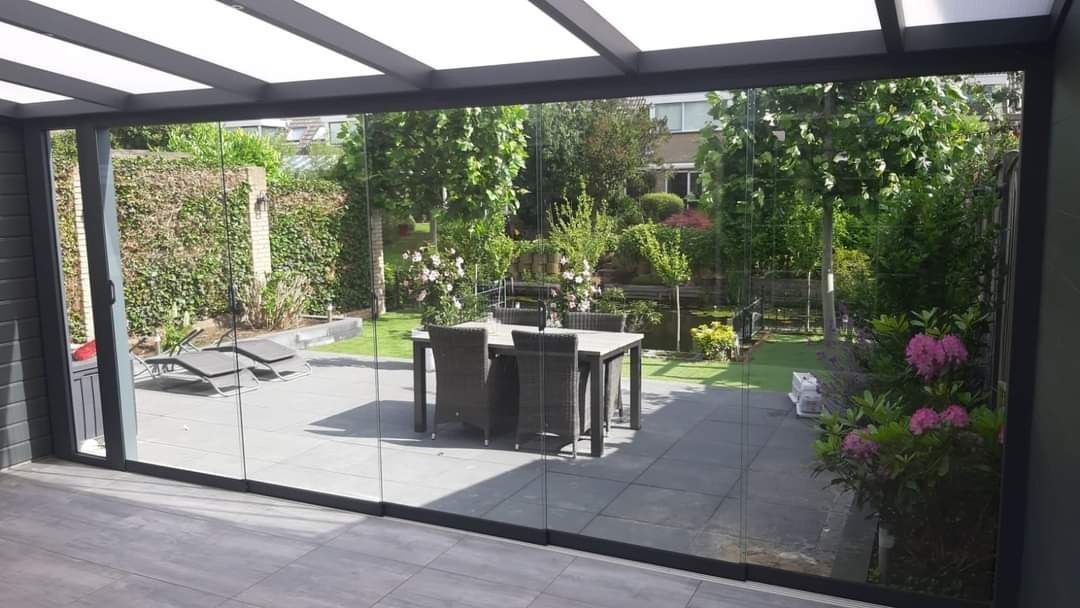 Er is een patio met een tafel en stoelen op de achtergrond.