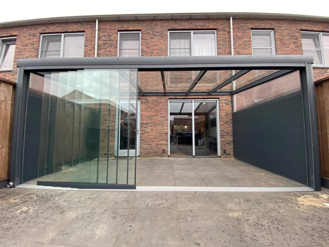 Een bakstenen gebouw met een glazen schuifdeur en een luifel.