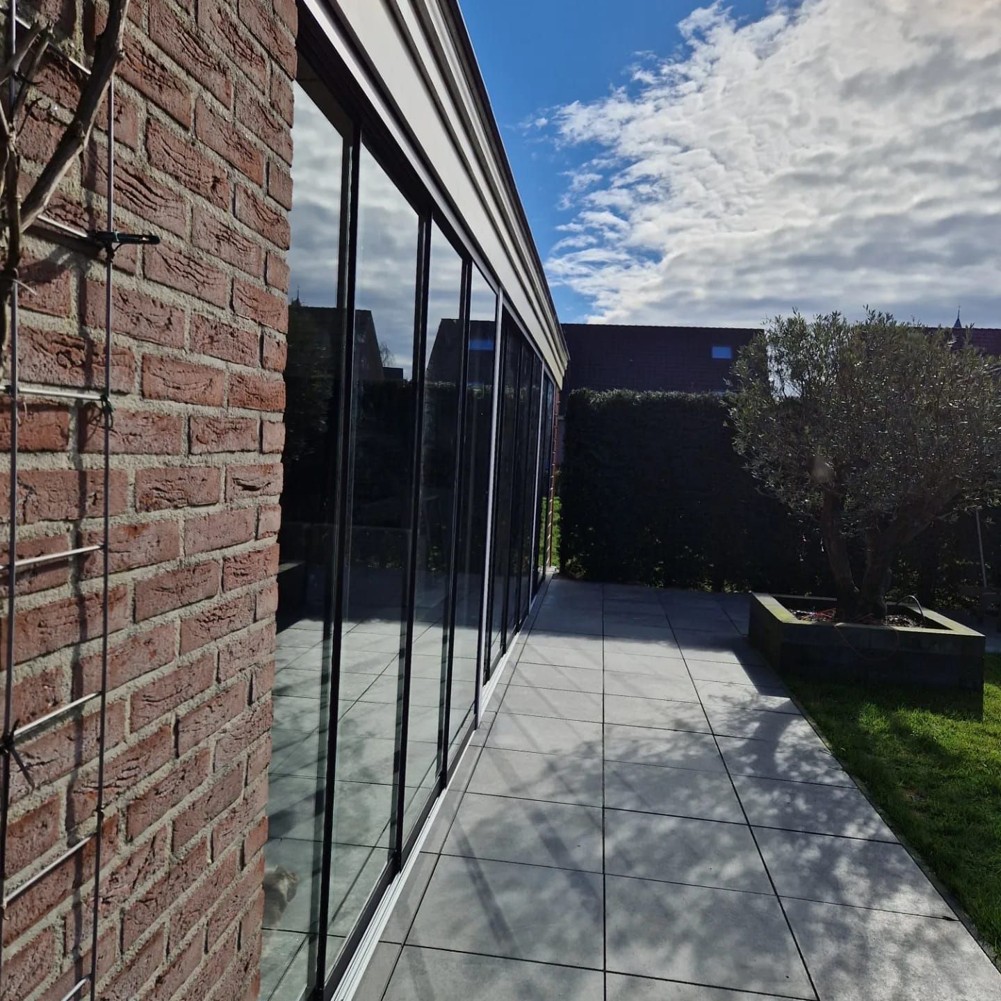 Een bakstenen gebouw met een patio ervoor
