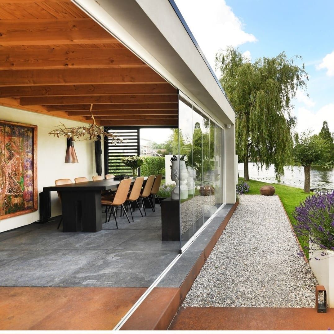 Een eetkamer met een tafel en stoelen erin