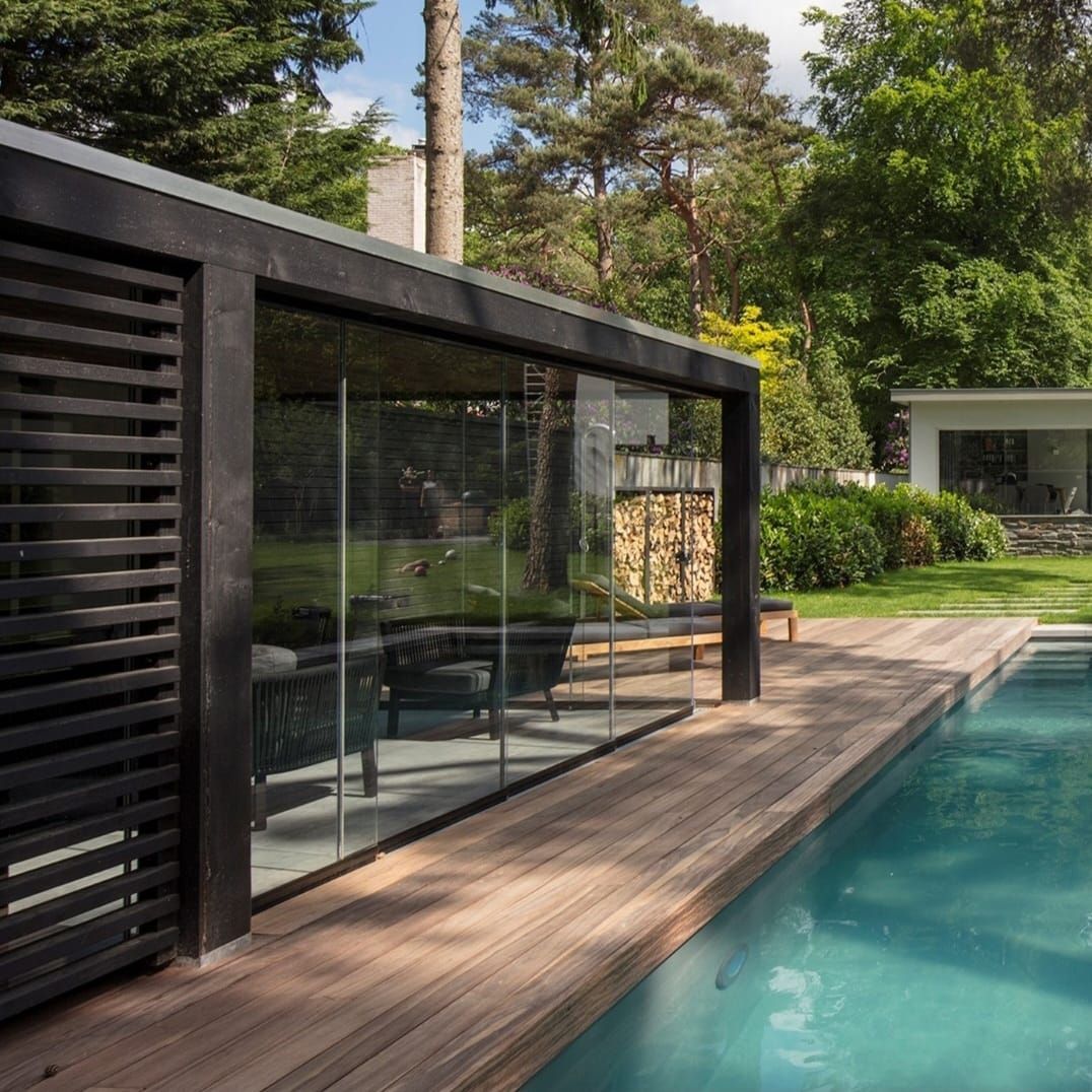 Een huis met een zwembad ervoor