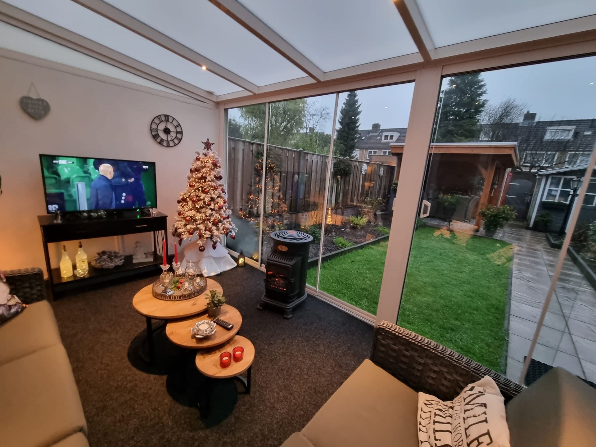 Een woonkamer met een kerstboom en een flatscreen-tv