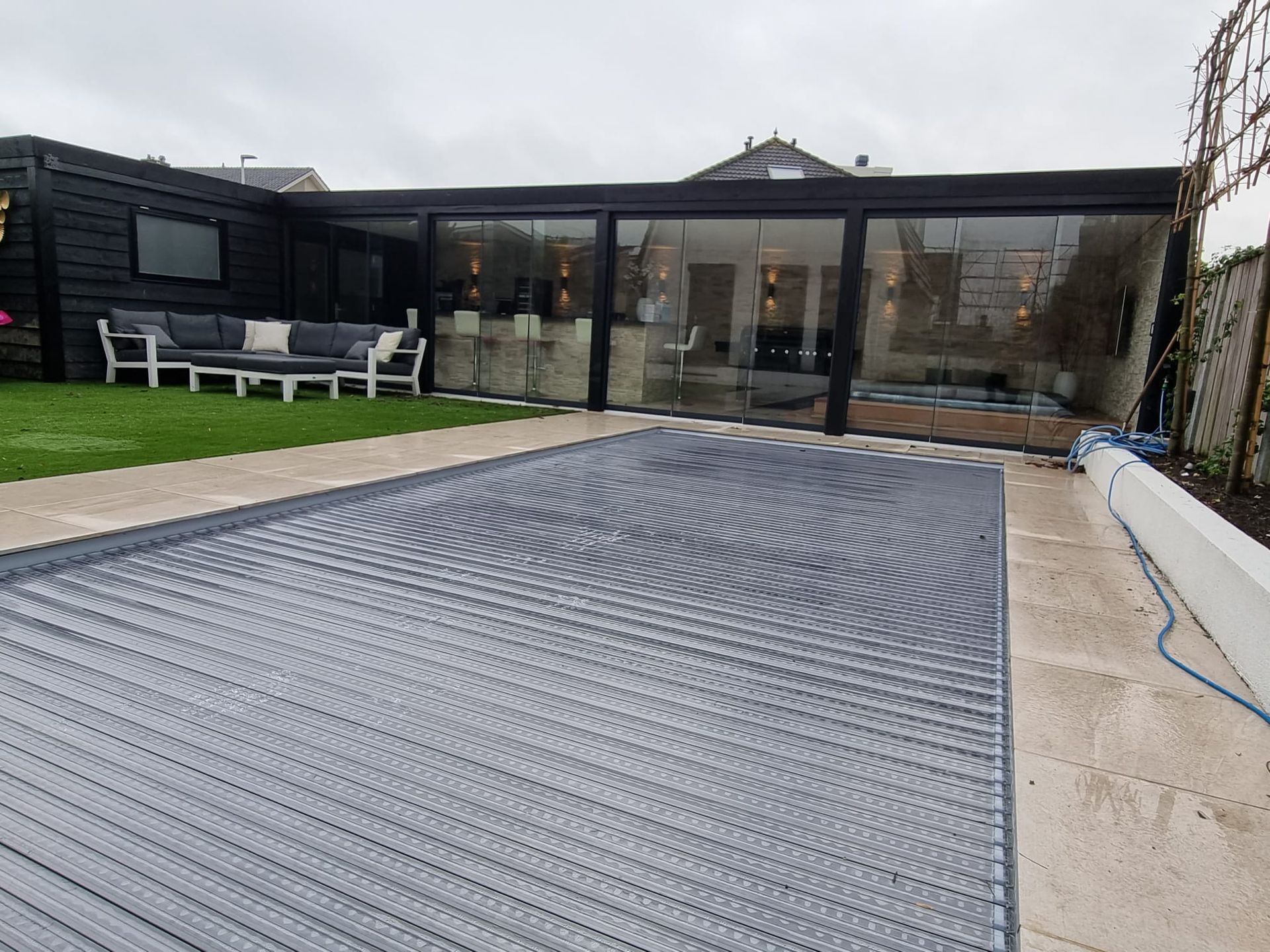 Er is een zwembad in de achtertuin van een huis.