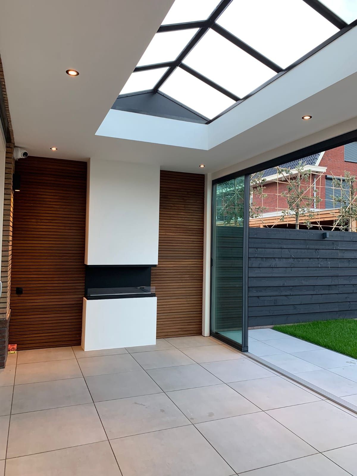 Er zit een dakraam in het plafond van de kamer.