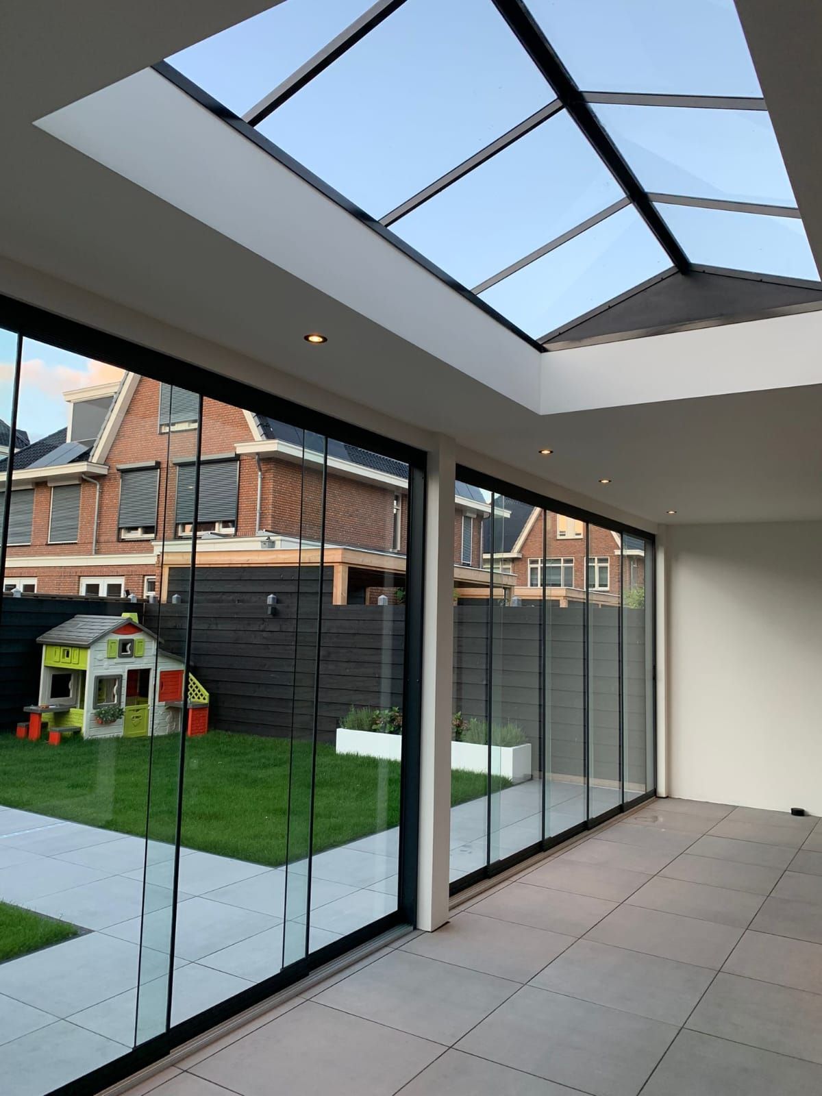 Een kamer met veel ramen en een dakraam