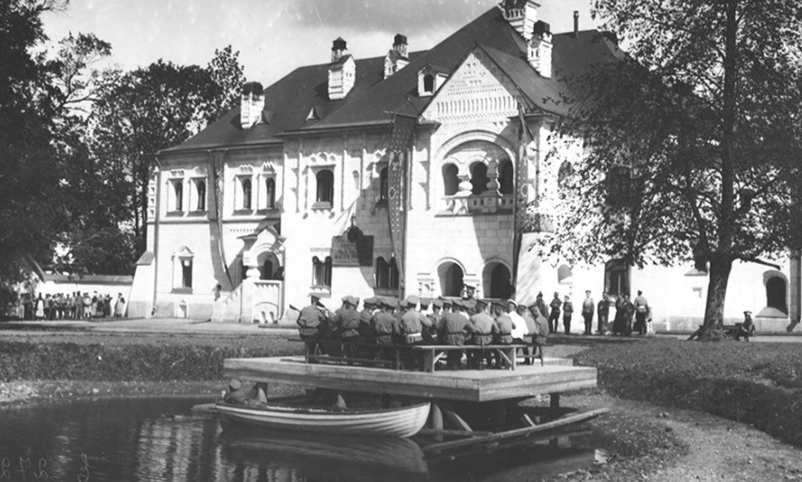 Ансамбль балалаечников на лодочном причале возле Русского городка на фоне здания Офицерского лазарета в 1916 году