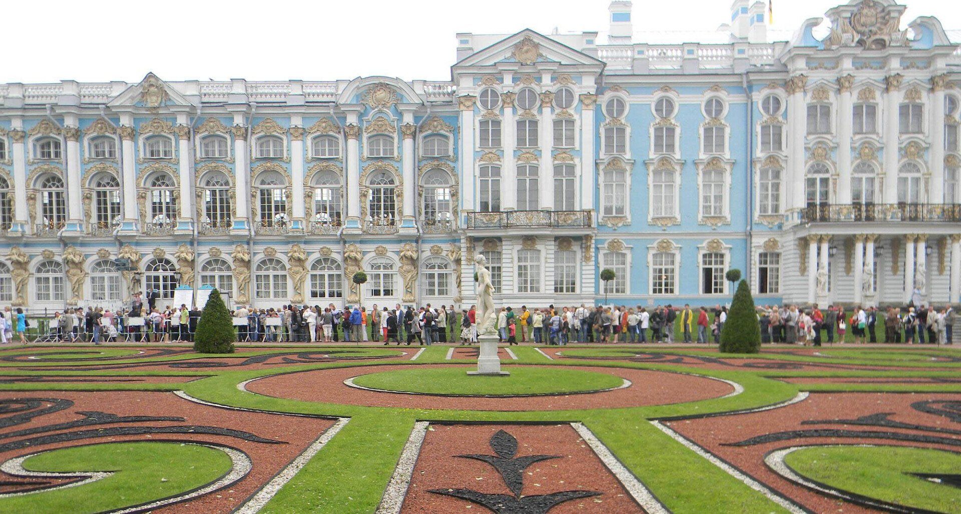 The usual summer queue at the Catherine Palace before the pandemic