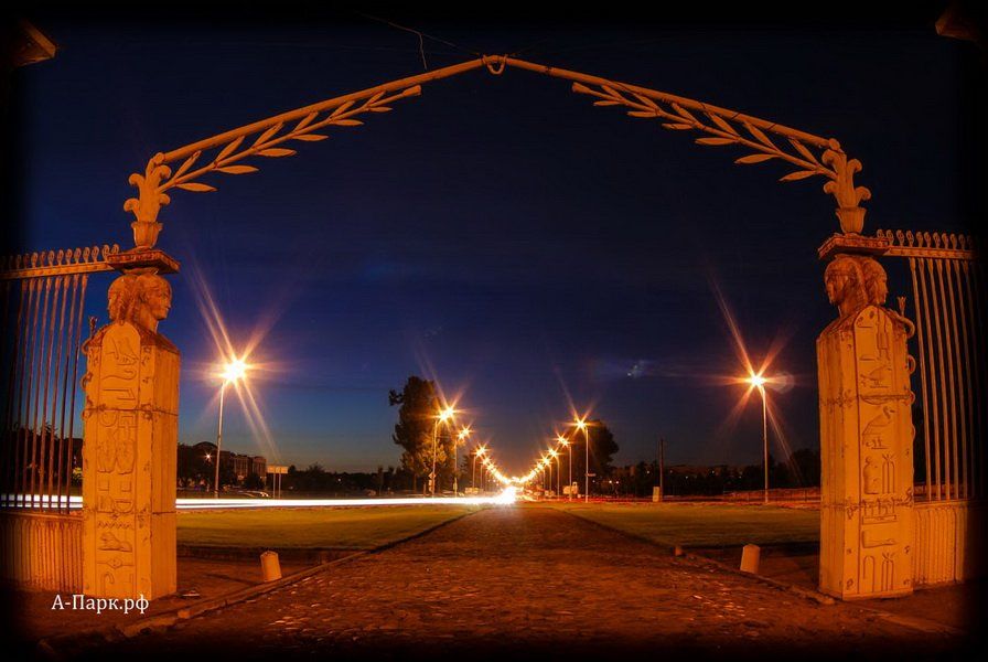 Вид на шоссе через Египетские ворота